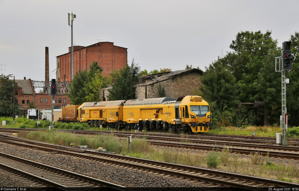 Der leistungsstärkste Schienenfräszug MG31 von Linmag (Linsinger Maschinenbau | 99 80 9427 009-2 D-DB) wartet im Bahnhof Könnern auf seinen Einsatz im Rahmen von Bauarbeiten auf dem Streckenabschnitt Richtung Halle (Saale). Hinter ihm eingereiht ist noch ein zweiachsiger Flachwagen mit der Bezeichnung  Ks  (40 80 3302 203-4 D-DB).

🧰 DB Bahnbau Gruppe GmbH
🕓 25.8.2021 | 18:56 Uhr