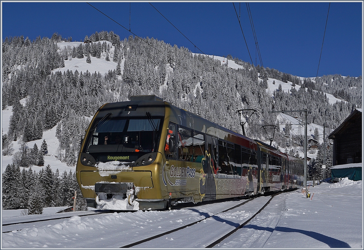 Der  Lenker-Pendel  ABt 342, Be 44 und Bt 242 erreicht als Regionalzug 2417 von Zweisimmen nach Rougemont den Bahnhof Gruben.
13. Feb. 2018