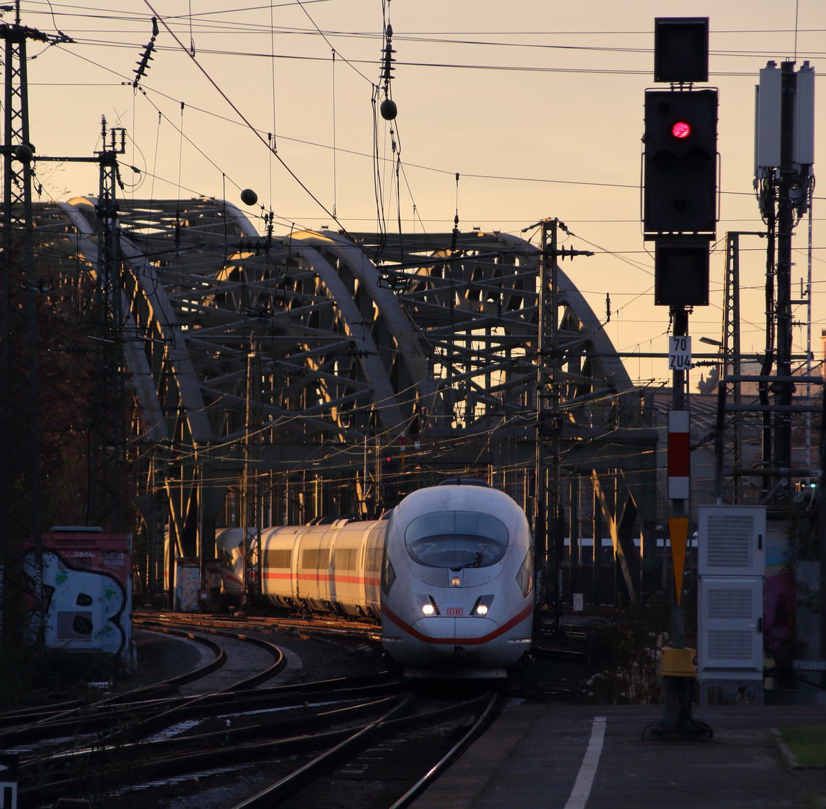 Der letzte Abend im November. An diesem haben Tz 327  Siegen  und Tz 303  Dortmund  als ICE 611 (Dortmund Hbf - München Hbf) gerade den Rhein überquert und durchfahren jetzt den Bahnhof Köln Messe/Deutz.

Köln Messe/Deutz, 30. November 2016
