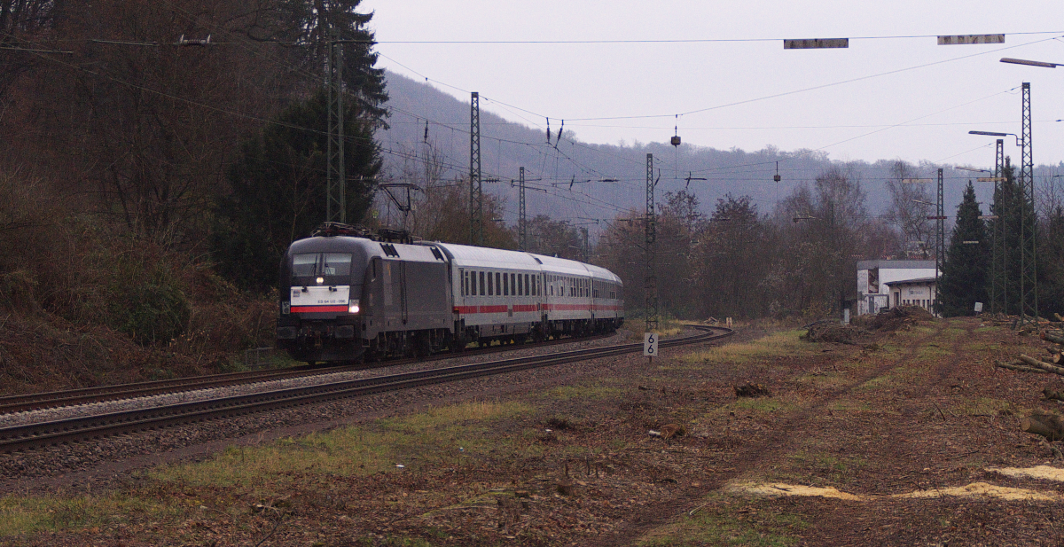 Der letzte Freitags- IC Stuttgart - Saarbrücken nähert sich der saarländischen Landeshauptstadt. Zuglok war ES 64 U2 096. Bahnstrecke 3250 Saarbrücken - Homburg Saar am 11.12.2015 in Scheidt.