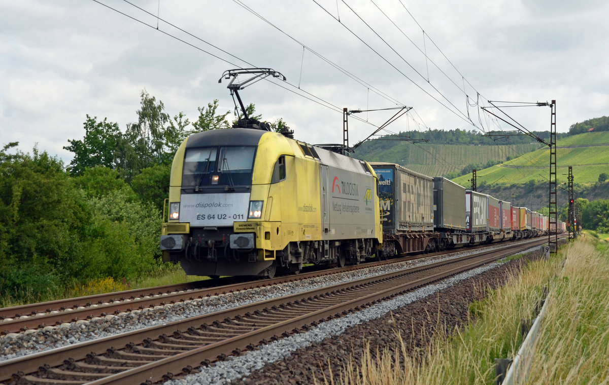 Der letzte gelb/silberne Taurus wird bei der TX eingesetzt. Mit einem Zug des kombinierten Verkehrs rollt 182 511 am 16.06.17 durch Himmelstadt Richtung Würzburg. 