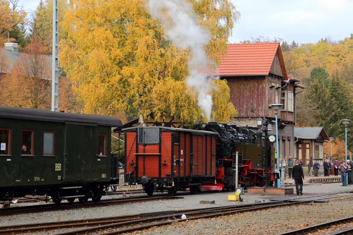 Der letzte Güterwagen ist vom Zug getrennt und 99 234 wird ihn jetzt auf das benachbarte Abstellgleis rangieren. (Aufnahme vom 20.10.2018 im Rahmen einer Sonderzugfahrt der IG HSB im Bahnhof Alexisbad)