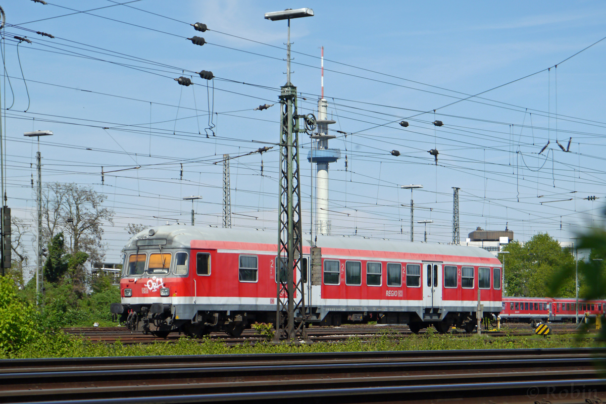 Der letzte Karlsruher Kopf von Ludwigshafen steht nicht mehr betriebsfähig in der Nähe des Betriebswerks von Ludwigshafen. Zuletzt wurde er nur noch für Sonderleistungen eingesetzt. 
(17.04.2014)