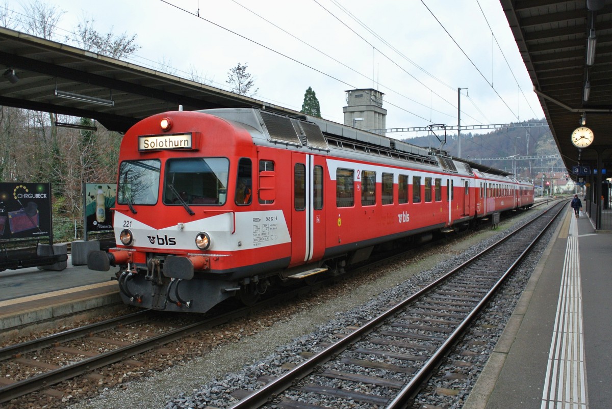 Der letzte noch eingesetzte BLS ex. RM RBDe 566 I Pendel, bestehend aus RBDe 566 221-8, B 50 38 29-34 555-5 und ABt 50 38 38-33 921-9 als Regio 5959 nach Solothurn in Burgdorf. Gemss neusten Infos wird der Pendel nur noch diese Woche eingesetzt, 09.12.2014.