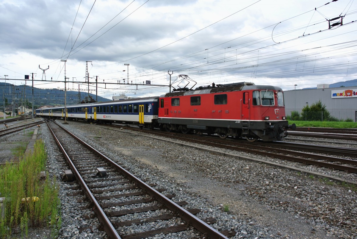 Der letzte planmssige EWI/II Pendel im Kanton Jura: Re 4/4 II 11130 erreicht mit der S 17086 ihren Endbahnhof Delmont, 12.08.2014.