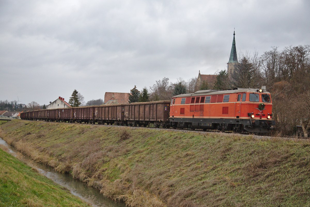 Der letzte Rübenzug in Hauskirchen, aufgenommen am 12.12.2015 in Hauskirchen. Bespannt war der Zug mit der 2143.35. (12.12.2015)