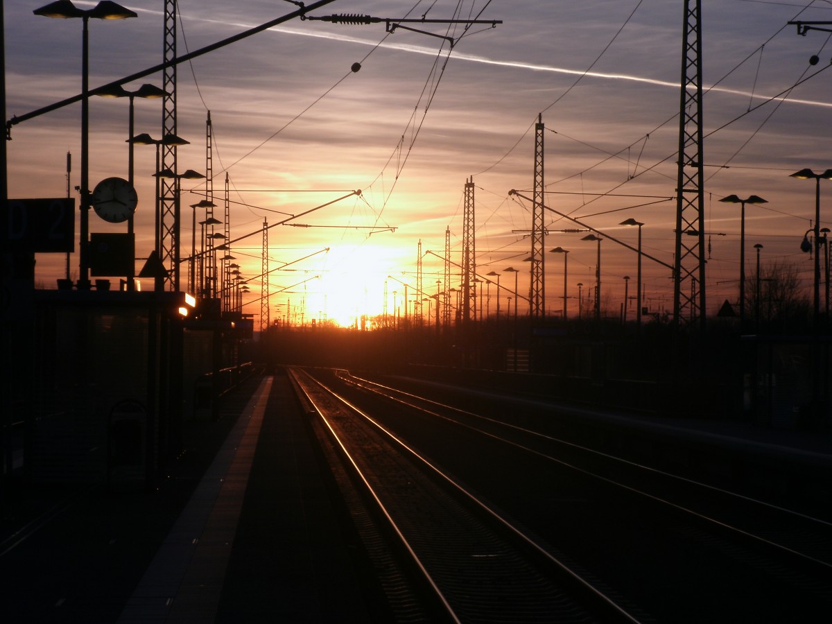 Der letzte Sonnenuntergang 2013,am 31.Dezember 2013,über den schneefreien Bahnhof Bergen/Rügen.