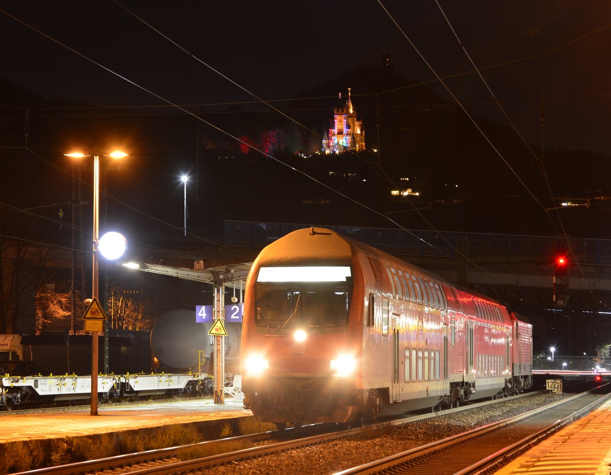 Der letzte Sonntag der Dostos auf der RB27. Am Sonntag bestand die RB27 aus einem Steuerwagen und einnem Hocheinstiegsdosto. Schublok war 143 194. Im Hintergrund leuchtet die Burg Drachenfels. Ab kommenden Sonntag werden RE8 und RB27 umgetaktet und die RB27 wurd vollständig mit 425ern bedient.

Königswinter 08.12.2019