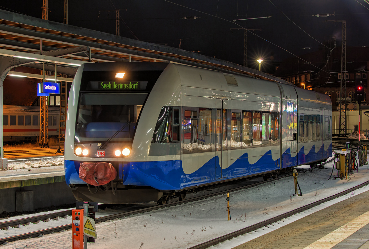 Der letzte UBB GTW Stadler an diesem Tag auf dem Bahnhof Stralsund zum Seebad Heringsdorf. - 11.01.2017
