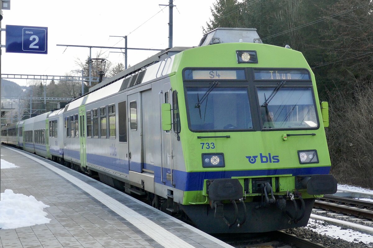 (Der letzte Umlauf auf der S4) RBDe 565 733  Boltigen  am 22.1.22 bei der Abfahrt beim Bahnhof Ramsei.