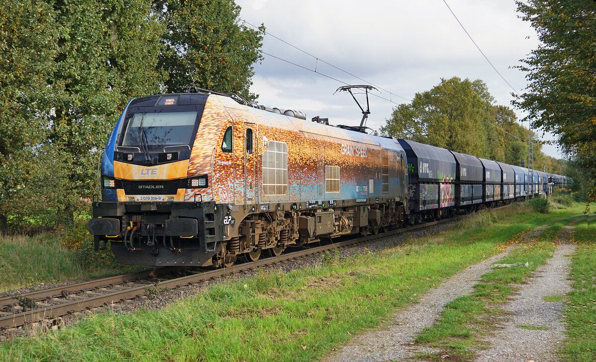 Der letzte Umleiterzug am 22.10.2025 nach Rotterdam, �berraschte mich in Boisheim mit der
sch�nen ''GRAIN ON SPEED'' Euro 9000 Lokomotive 2019 316 vom Bahnbetreiber LTE. 