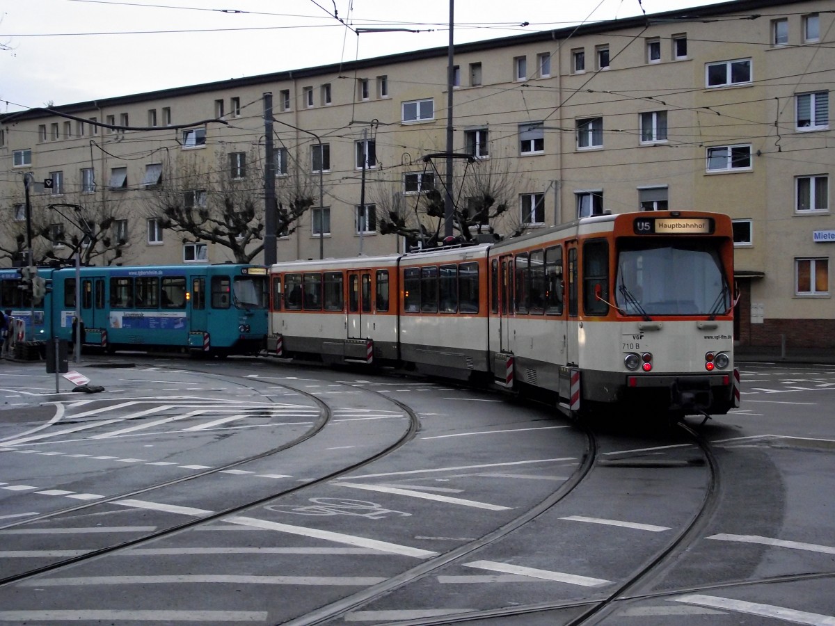 Der letzte VGF Ptb Wagen 710 in Orange/Beige am 19.12.13 in Eckenheim  