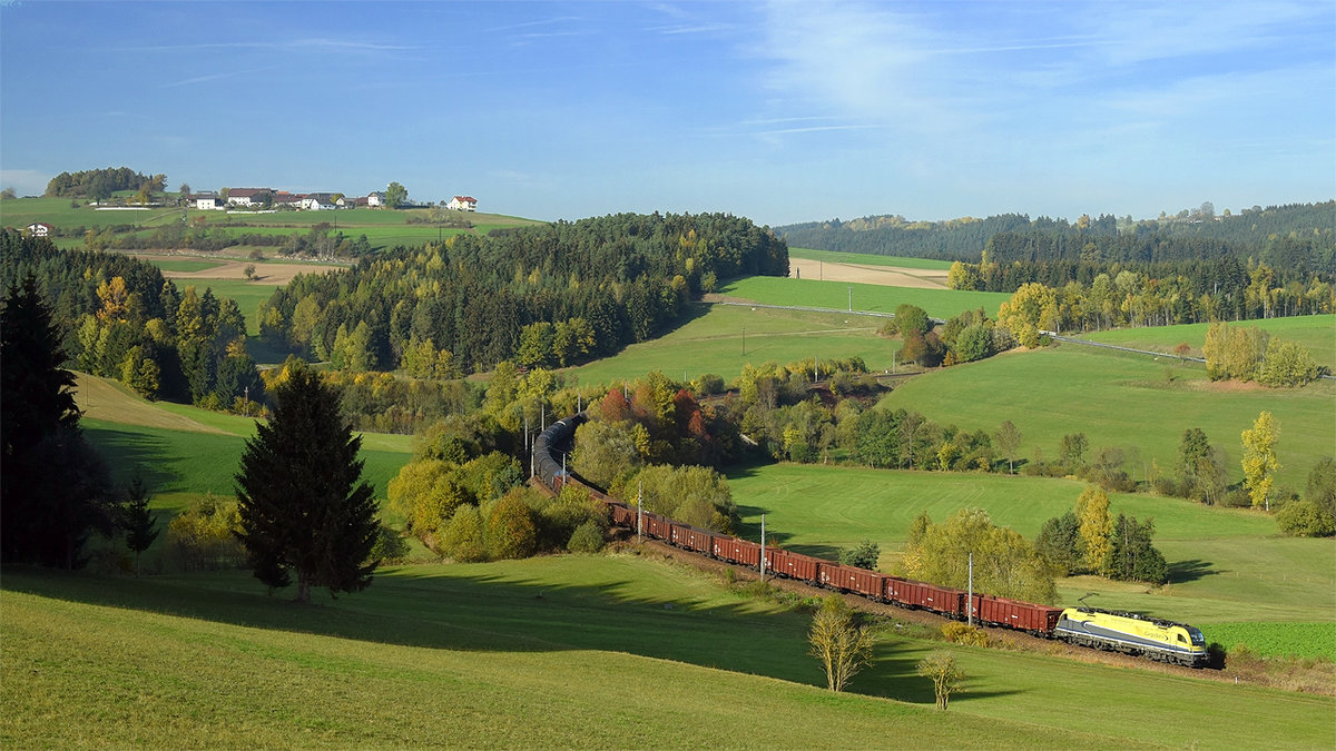 Der letzte Zug der CargoServ auf der Summerauerbahn zu Tageslicht ist der an samstagen verkehrende LGAG 47531. Am 24.10.15 war 1216.932 in dem herbstlichen Waldburger Bogen unterwegs.
