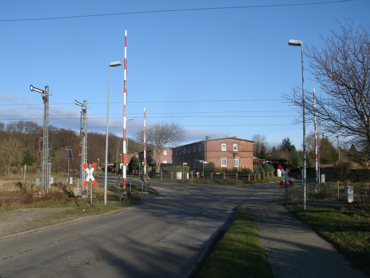 Der letzte,mechanische Bahnübergang von Rügen befindet sich in Lancken.Die Bedienung erfolgt vom Lanckener Fdl aus.Aufgenommen am 31.Dezember 2013.