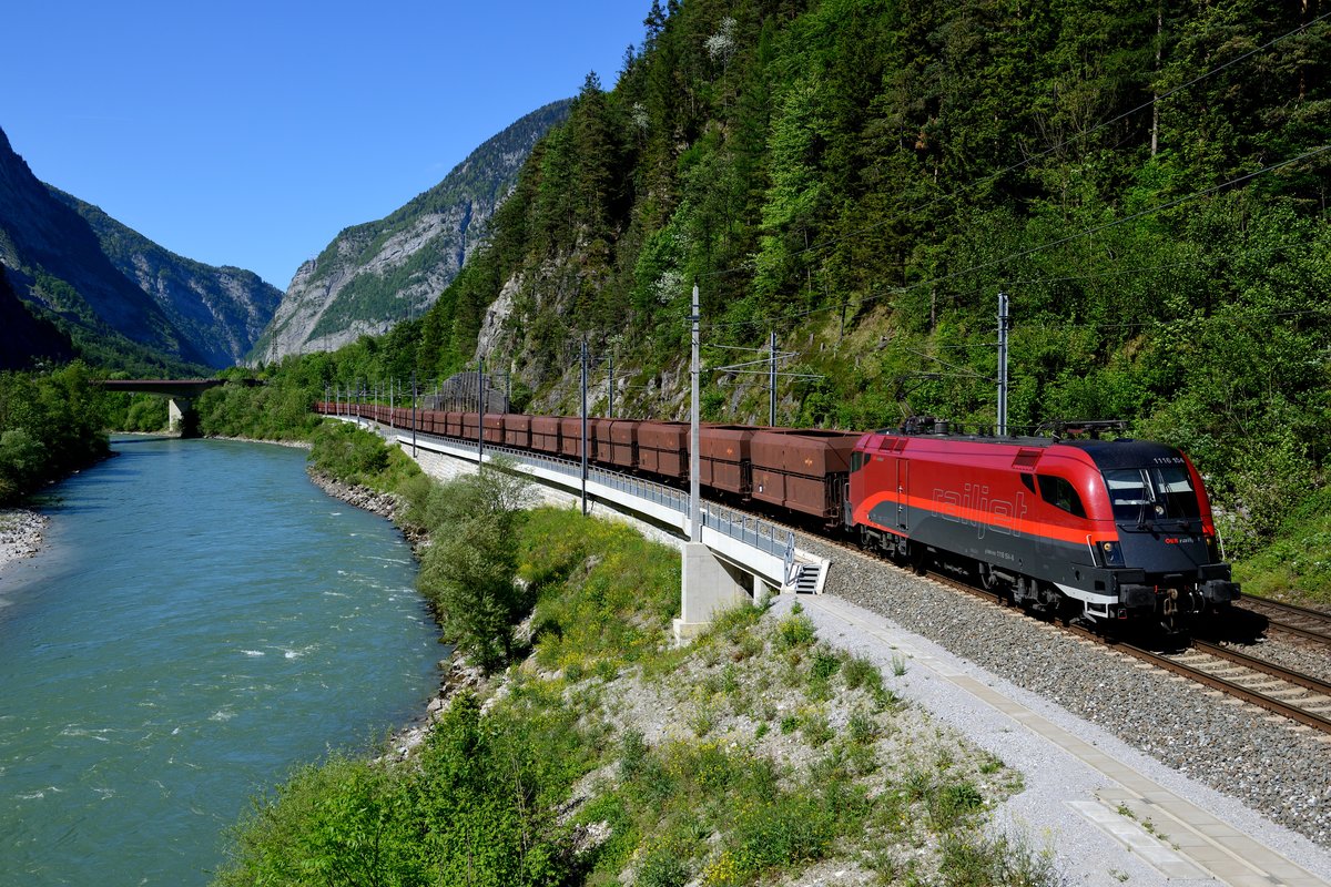 Der LGAG 48401 von der Voest Alpine Linz nach Koper Luka in Slowenien war am 22. Mai 2016 mit der bereits für den künftigen Einsatz vor den neuen RailJet Garnituren umlackierten 1116.154 bespannt. Bei Sulzau schlängelt sich der Ganzzug am Ufer der Salzach entlang.