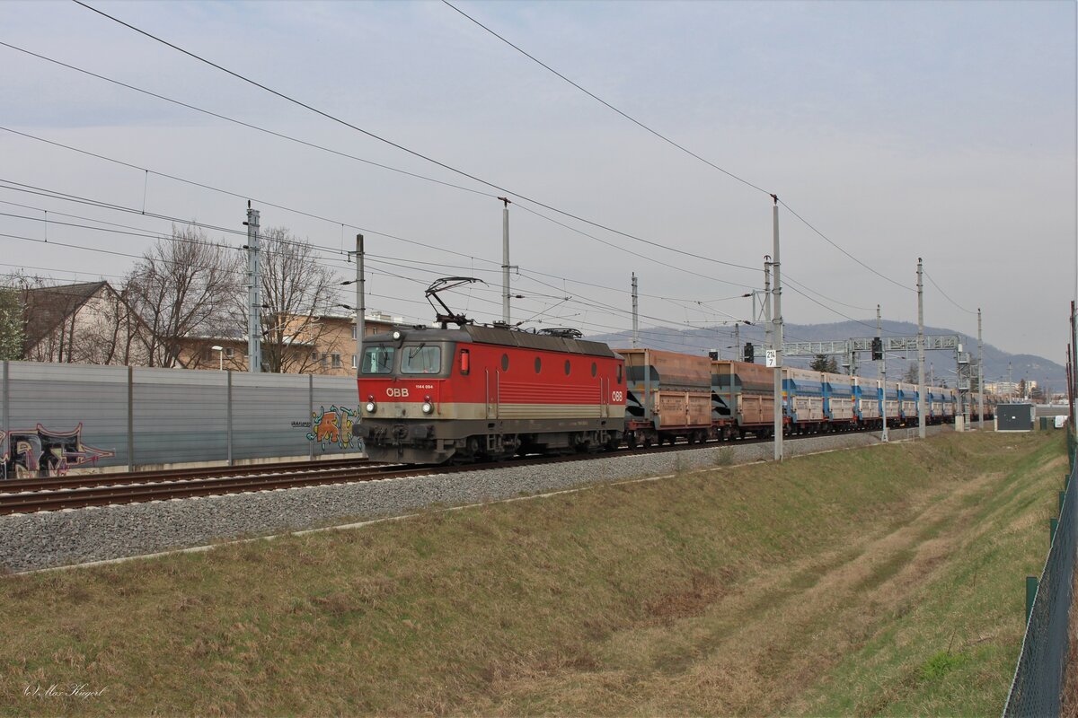 Der LGAG47407 von Leoben Donawitz nach Koper Luka wurde am 24.3.2023 von der 1144 094 bis Spielfeld-Straß bespannt.
Der Leererzzug durchfährt hier beim Bahnhof Graz Puntigam einen  Zuflaufcheckpoint  welcher den durchfahrenden Zug auf Unregelmäßigkeiten kontrolliert.