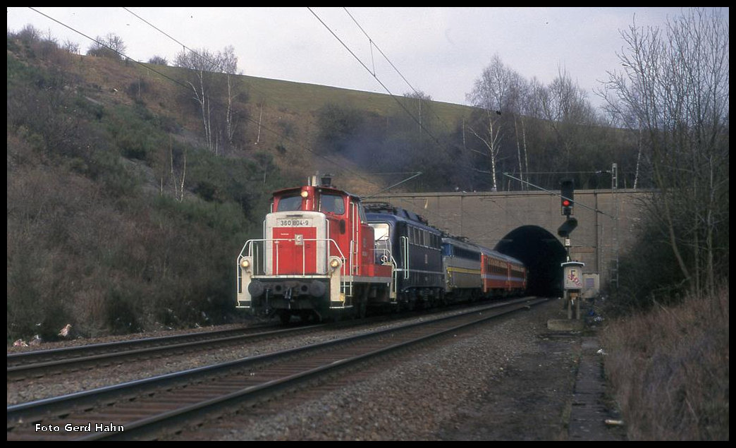 Der liegen gebliebene D nach Oostende wurde am 5.4.1996 von 360804 am Eilendorfer Tunnel bei Aachen abgeschleppt. Zuvor war bereits die belgische 1803 mit dem Zug liegen geblieben. Gleiches geschah an diesem Tag der vorgespannten 110155! Letzte Rettung um zumindest bis Aachen HBF zu kommen war dann die damit zu internationalen Schnellzugehren kommende 360804.