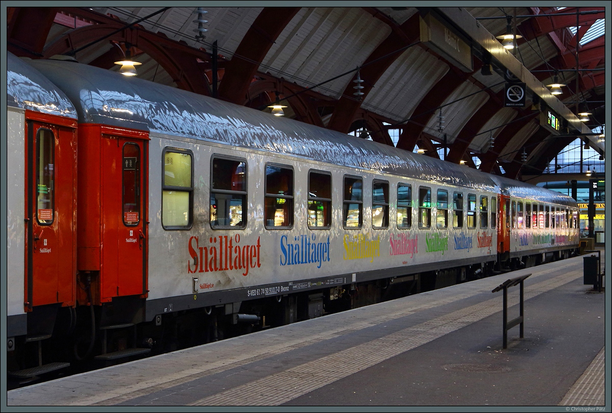 Der Liegewagen Bvcmz 248.5 S-VEO 61 74 50 91017-0 ist am 02.10.2021 in den Nachtzug D 301 Malmö - Berlin eingereiht. Es handelt sich um einen ehemaligen Wagen der DB, der nun für Snälltåget im Einsatz ist. Aufgenommen wurde der Wagen im Bahnhof Malmö Central. 
