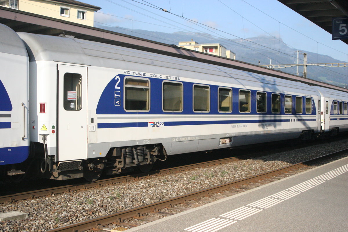 Der Liegewagen der kroatischen Staatsbahnen Bcee (NVR 61 78 59-70 002-4 HR-HŽPP) ist an diesem Freitag im EN 466 von Zagreb nach Zürich am Zugschluss eingereiht.

Sargans, 23.08.2019