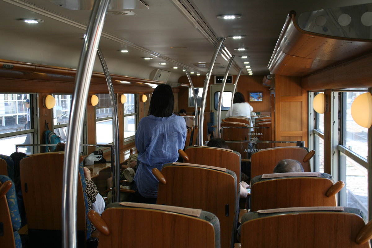 Der Limited Express IBUSUKI-NO-TAMATEBAKO (Schatzkästchen von Ibusuki), kurz IBUTAMA ist ein für den Tourismus umgebauter Dieseltriebzug. Innen ist er recht aufwendig mit Polstersitzen und Rückenlehnen aus Holz gestaltet.