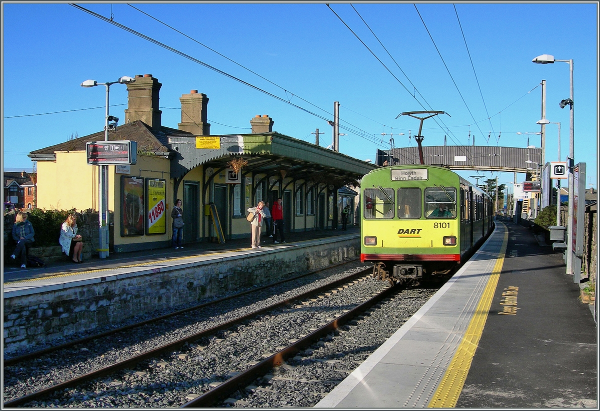 Der von Linke-Hoffmann-Busch gebaute DART Triebzug 8101 nach Howth beim Halt in Cill Fhionnatáin / Sutton.
(1200 px. Version) 

3. Okt. 2006 
