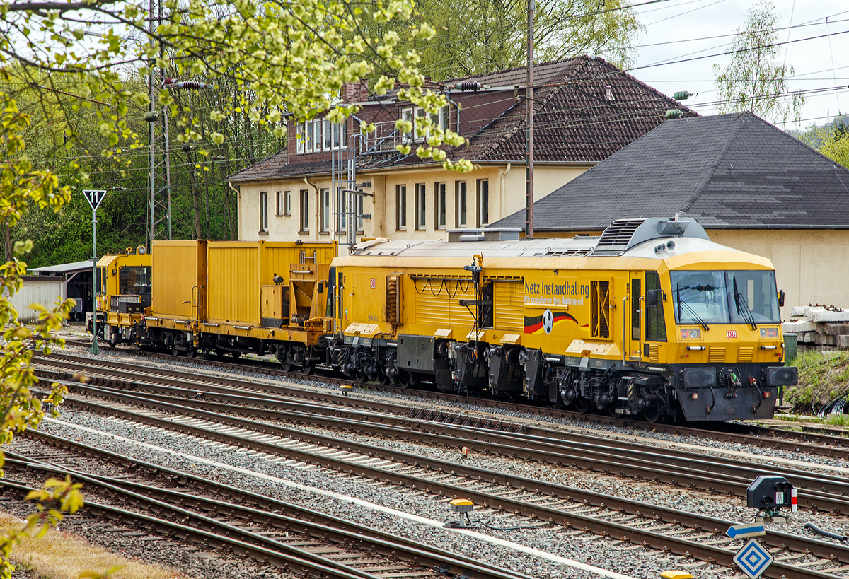
Der LINSINGER Schienenfräszug SF 03 FFS, Schweres Nebenfahrzeug Nr. D-DB 97 33 07 003 18-4, der DB Netz AG (SFM 601), steht am 04.05.2015, mit dem Beiwagen 31 80 390 0 517-4 und dem GAF 100 R (Schweres Nebenfahrzeug Nr. 97 17 50 134 18-3) in Kreuztal. Das GAF 100 R wird als Steuerwagen verwendet.

Weitere Informationen unter: http://hellertal.startbilder.de/name/galerie/kategorie/deutschland~bildreportagen~linsinger-schienenfraeszug-sf-03-ffs.html