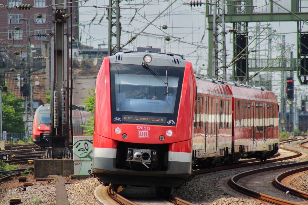 Der Lint 81 (95 80 0623 513 -6 D-DB) der DB Regio fährt am Freitag, den 02.06.17 als RB 25 nach Gummersbach im Kölner Hbf ein. Danke übrigens an den netten Tf für den Lichtgruß.