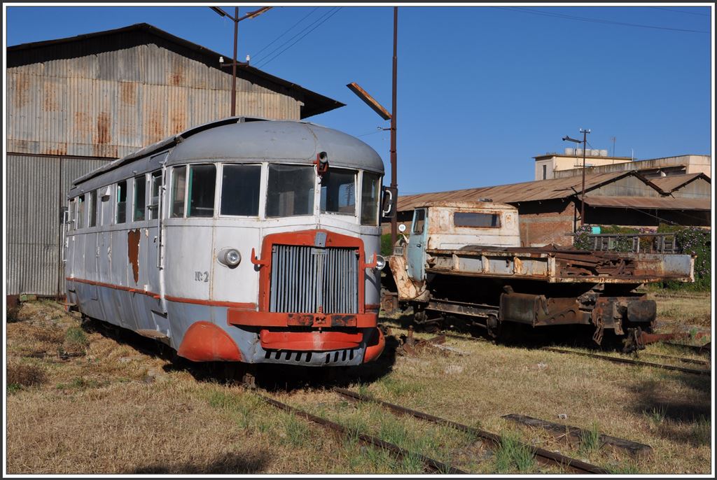 Der Littorina 2 und der  Ural  dahinter sind beide nicht betriebsfähig. Gemäss italienischer Quellen wären bei der italienischen Armee noch Getriebe und Motoren von Littorinas vorhanden, aber wegen der UN-Sanktionen gegen Eritrea nicht lieferbar!! Asmara (04.12.2014)