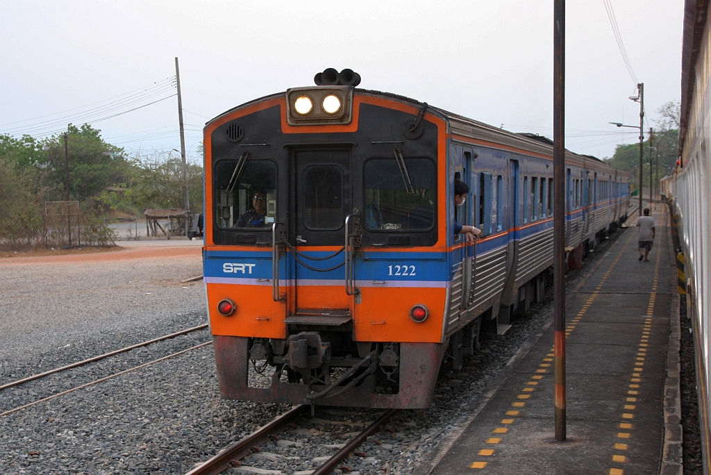 Der LOC 407 (Nakhon Sawan - Chiang Mai) mit dem NKF 1222 als erstes Fahrzeug wartet am 29.März 2023 in der Phichit Station die Kreuzung mit dem ORD 202 (Phitsanulok - Hua Lamphong) ab.