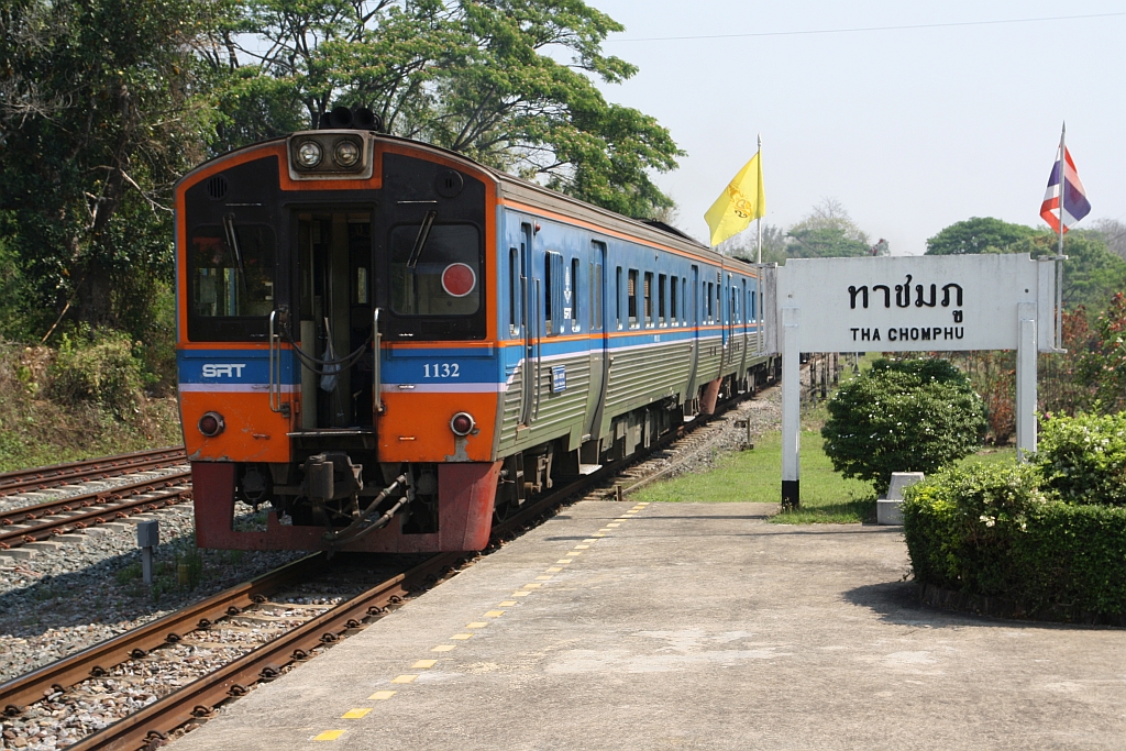 Der LOC 408 (Chiang Mai - Nakhon Sawan) mit dem THN 1132 als letztes Fahrzeug verlässt am 22.März 2023 die Tha Chomphu Station.