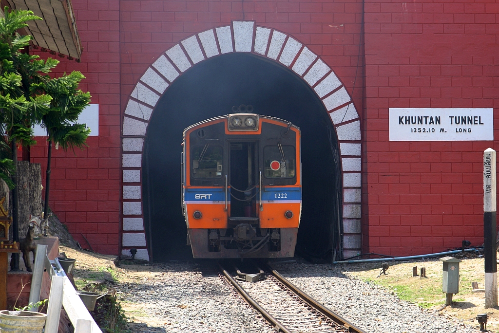 Der LOC 408 (Chiang Mai - Nakhon Sawan) mit dem NKF 1222 als letztes Fahrzeug verschwindet am 23.März 2023 im Khun Tan Tunnel.
