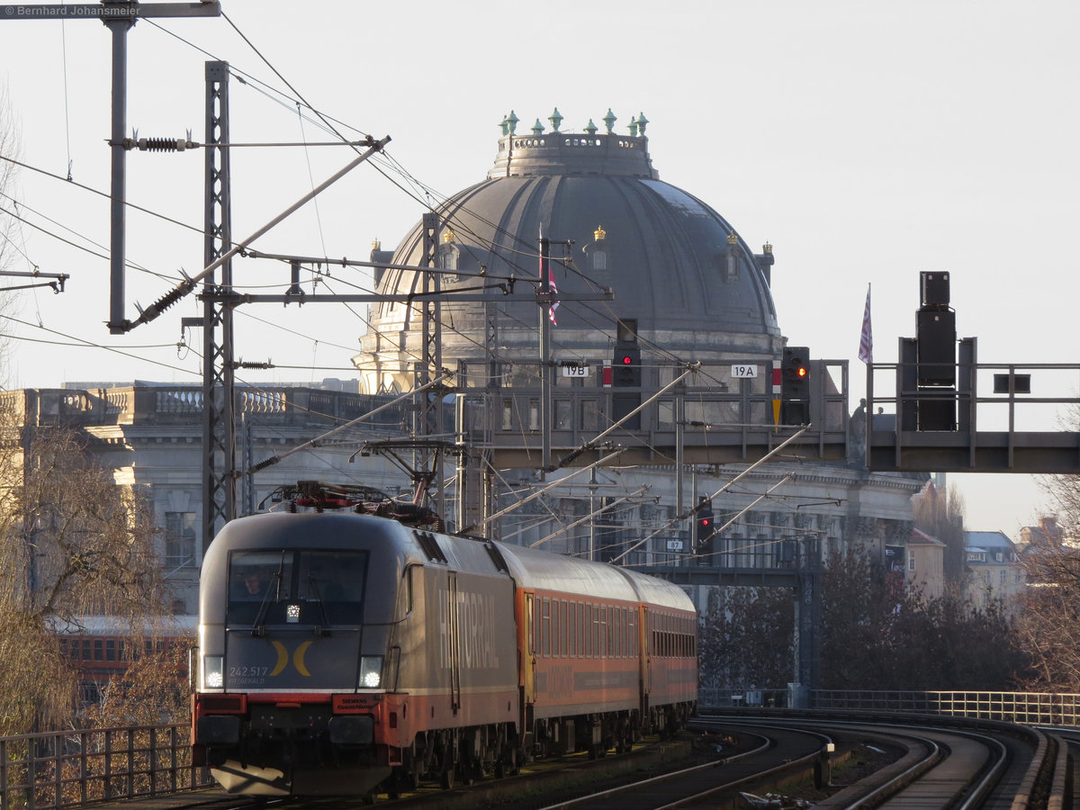 Der Locomore Zug überquert gerade die Museumsinsel kurz vorm S-Bahnhof Hackescher Markt auf dem Weg von Stuttgart über die Berliner Stadtbahn bis zum Endbahnhof Lichtenberg. Dezember 2016