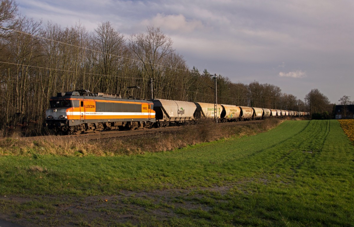 Der LOCON 9902 koomt vorbei Hüthum auf dem Weg nach dem Coenhafen im Westlichen Hafengebiet von Amsterdam