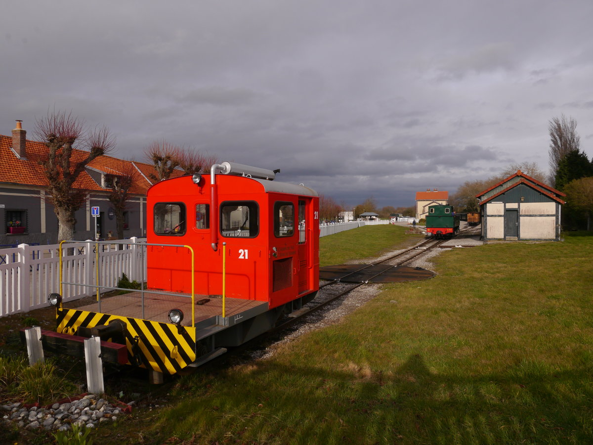 Der Locotracteur CFBS-21 kam von der Rhätischen Bahn an den Atlantik (ex RhB Tm2/2 21, gebaut von RACO 1965). Dahinter ist am Lokschuppen die Dampflok 
ETAT-E332 zu sehen.

26.03.2016 Le Crotoy