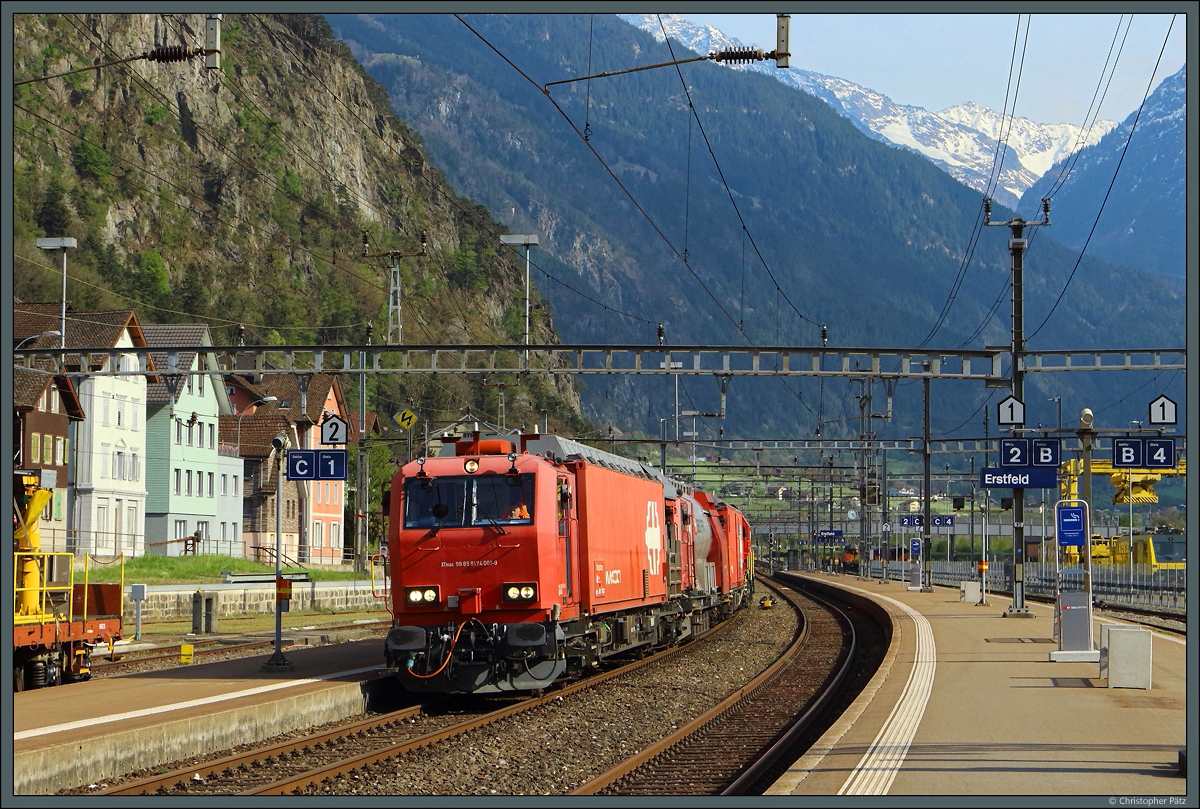 Der Lösch- und Rettungszug XTmas 99 85 9174 001-9 der SBB rangiert am 20.04.2022 durch den Bahnhof Erstfeld. Die Fahrzeuge sind eine Weiterentwicklung des Gütertriebwagens CargoSprinter.