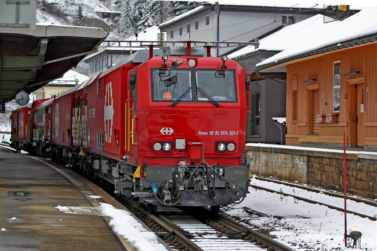 Der Lösch-und Rettungszug Uri durchfährt am 10.12.2014 den Bahnhof Göschenen