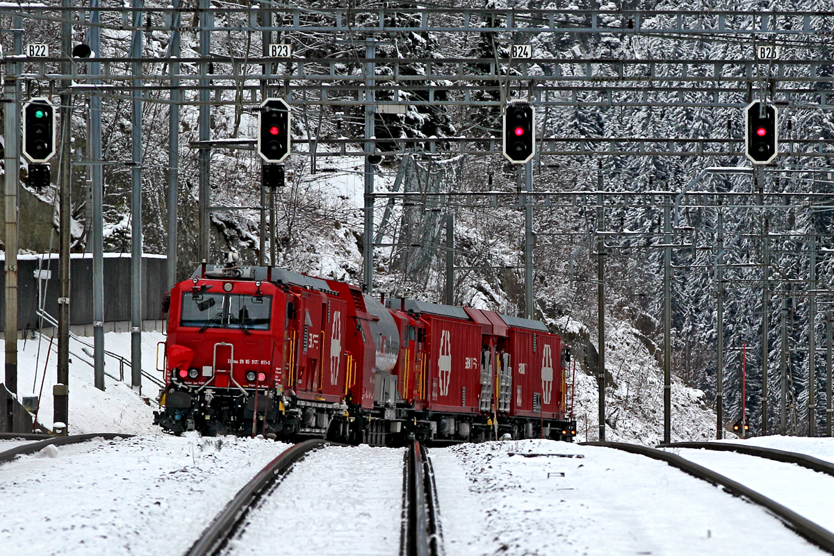 Der Lösch-und Rettungszug Uri verschwindet bei Göschenen in der Tiefe.Bild vom Bahnsteig Göschenen 10.12.2014