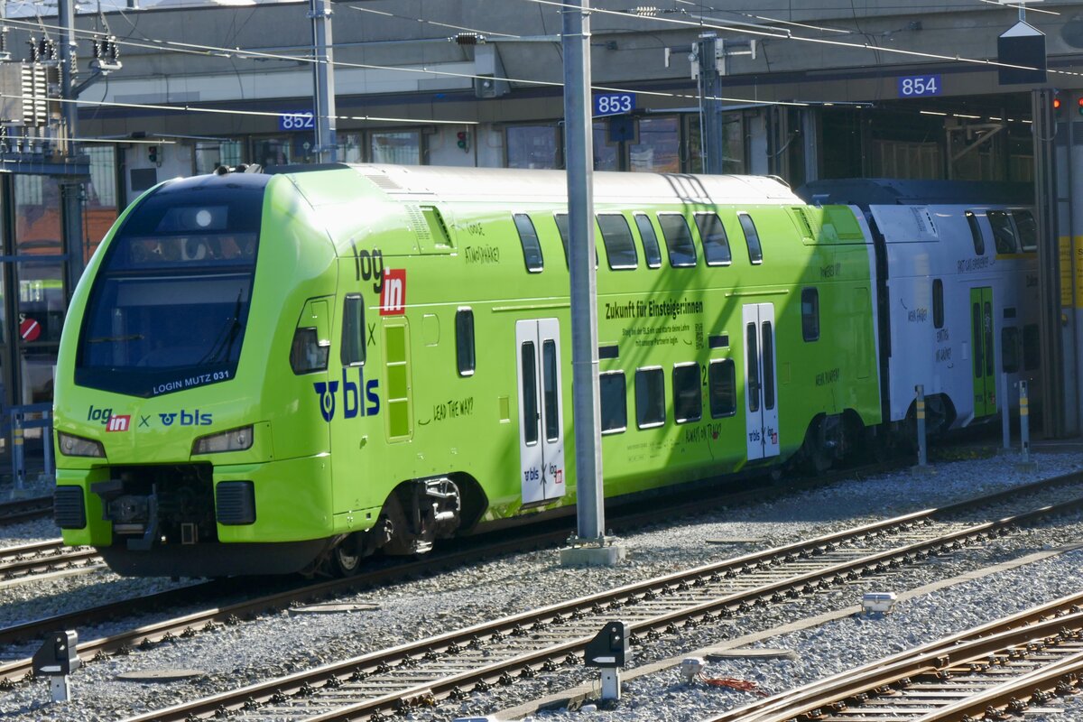 Der (Login) MUTZ 031 mit der neuen Login Vollwerbung am 15.11.25 vor dem Depot in Spiez.