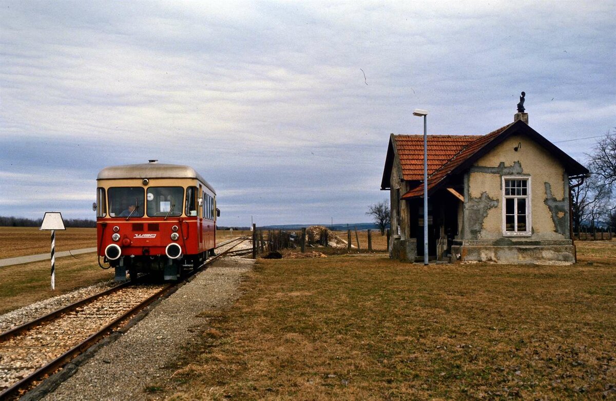 Der Lokalbahnhof Waldhausen der WEG-Nebenbahn Amstetten-Gerstetten war hier noch unrestauriert. Ein Fuchs-Schienenbus wartet noch auf seine Weiterfahrt nach Amstetten.  Lokalbahn  war (und ist) bei dieser Bahn übrigens als Eigenname zu verstehen. 
Datum: 01.04.1985