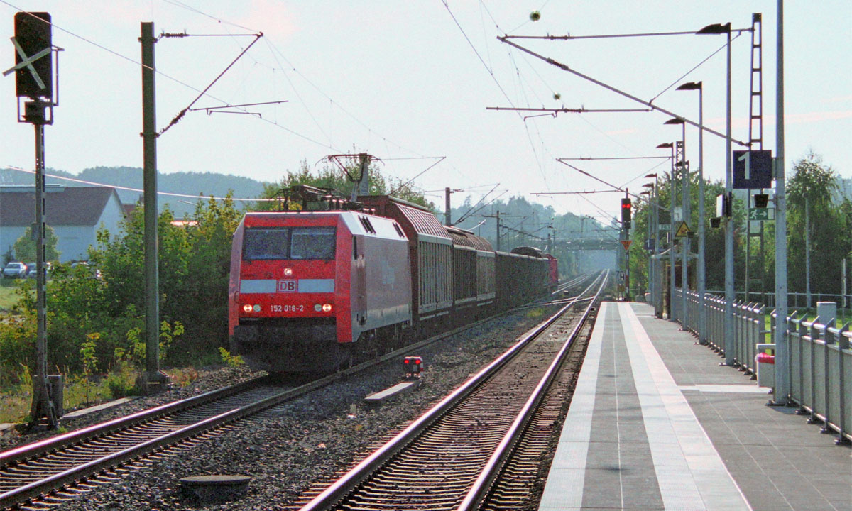 Der Lokführer hatte die Sonne im Rücken, als er mit 152 016 und einem Güterzug nach Nürnberg am Haken durch den noch neuen Haltepunkt Schnelldorf fuhr. Das neue „Falschfahrsignal“ für Gleis 2 war am 21.9.05 noch nicht in Betrieb.