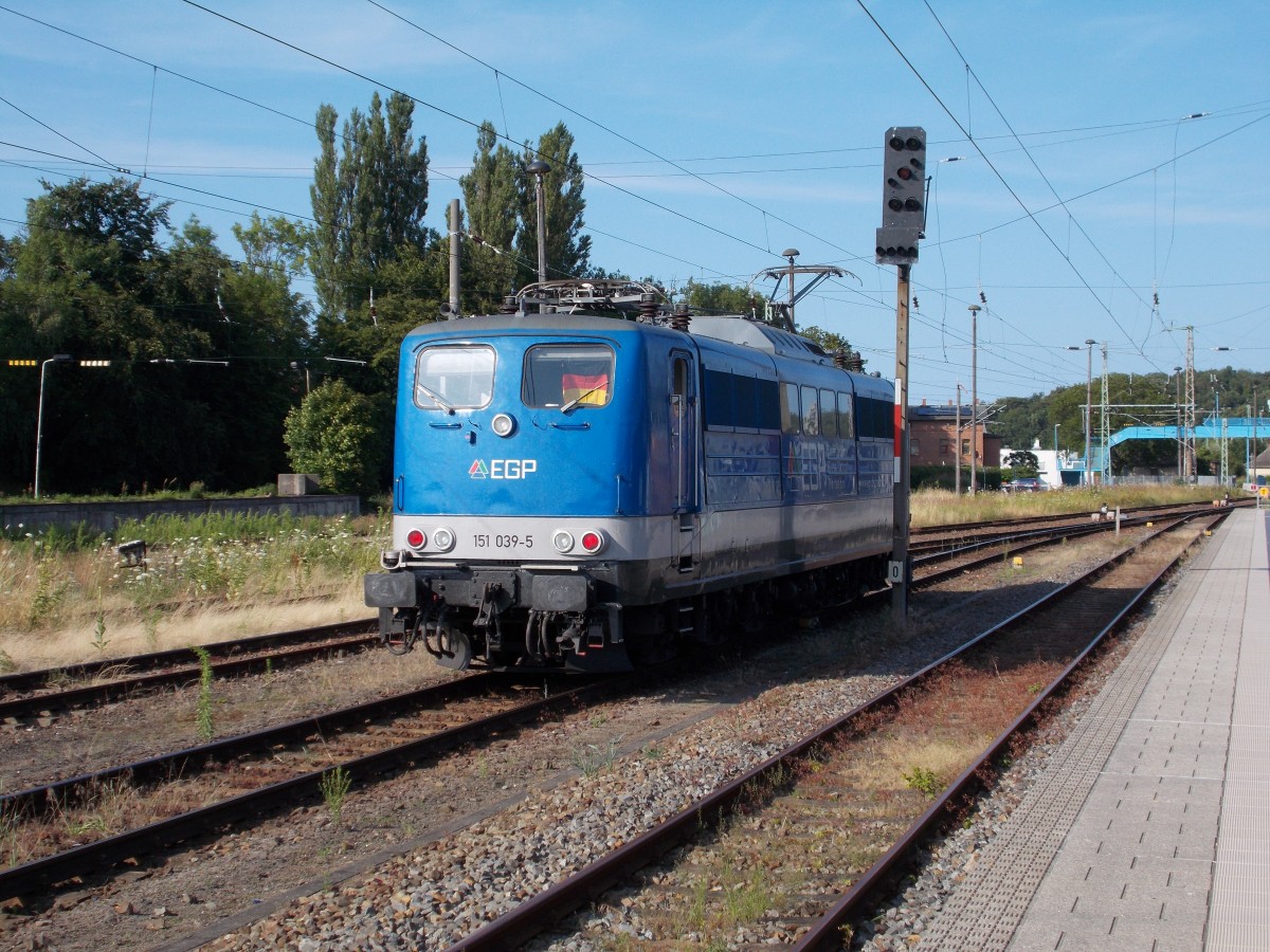 Der Lokführer von der SRI 151 039 zeigte,am 16.Juli 2014,immer noch seine Freude,durch die Fahne im Frontfenster,das wir Fussballweltmeister geworden sind.Aufnahme in Bergen/Rügen.