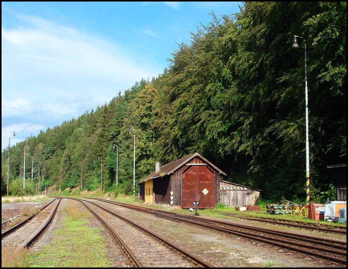 Der Lokschuppen beim Bahnhof Protivec am 14. 8. 2011.