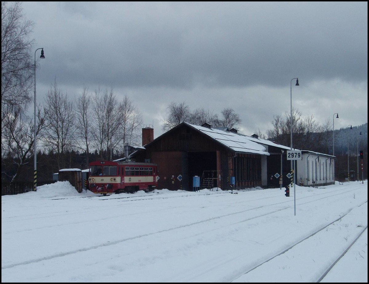 Der Lokschuppen beim Bahnhof Volary am 24. 1. 2012.