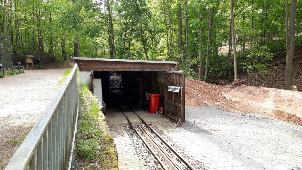 Der Lokschuppen der Parkeisenbahn Gera am 09.05.2020 im Bahnhof Wolfsgehege.