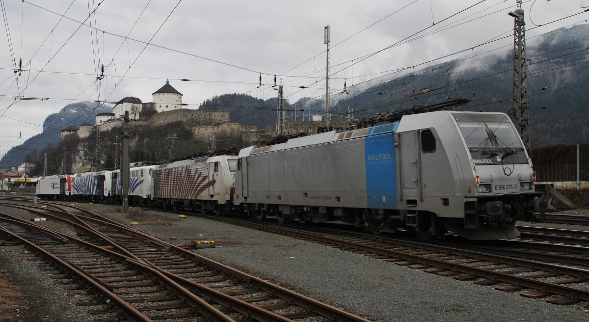 Der Lokzug von Lokomotion erreicht am 22.1.2014 den Bahnhof Kufstein. 186 271-3, 189 918-6, 139 135-8, 185 662-4 und 185 664 kommen vom Brenner und werden für den nächsten Einsatz in Kufstein bereitgestellt.