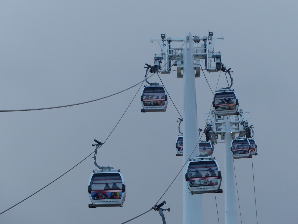 Der Londoner Nahverkehr hat Zuwachs bekommen. Im Juni 2012 wurde die Emirates Air Line eröffnet, sie verbindet Greenwich mit Docklands. 34 Gondeln fahren zwischen den etwa 1 km entfernten Stationen auf einer Fahrstrecke von 1103 Metern (inkl. Höhenmetern) und erreichen eine Höhe von 50 Metern. Je nach Geschwindigkeit, die z.B. bei Wind oder in den Randzeiten reduziert wird, beträgt die Fahrzeit 5-10 Minuten. 3.1.2014, London Greenwich