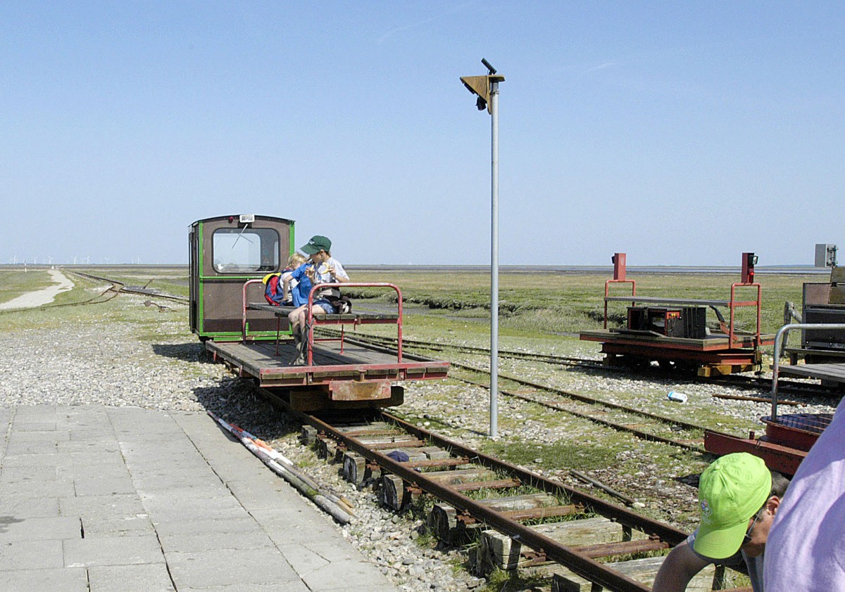 Der Lore-Bahnhof auf der Hallig Nordstrandischmoor. Aufnahme: Mai 2008.