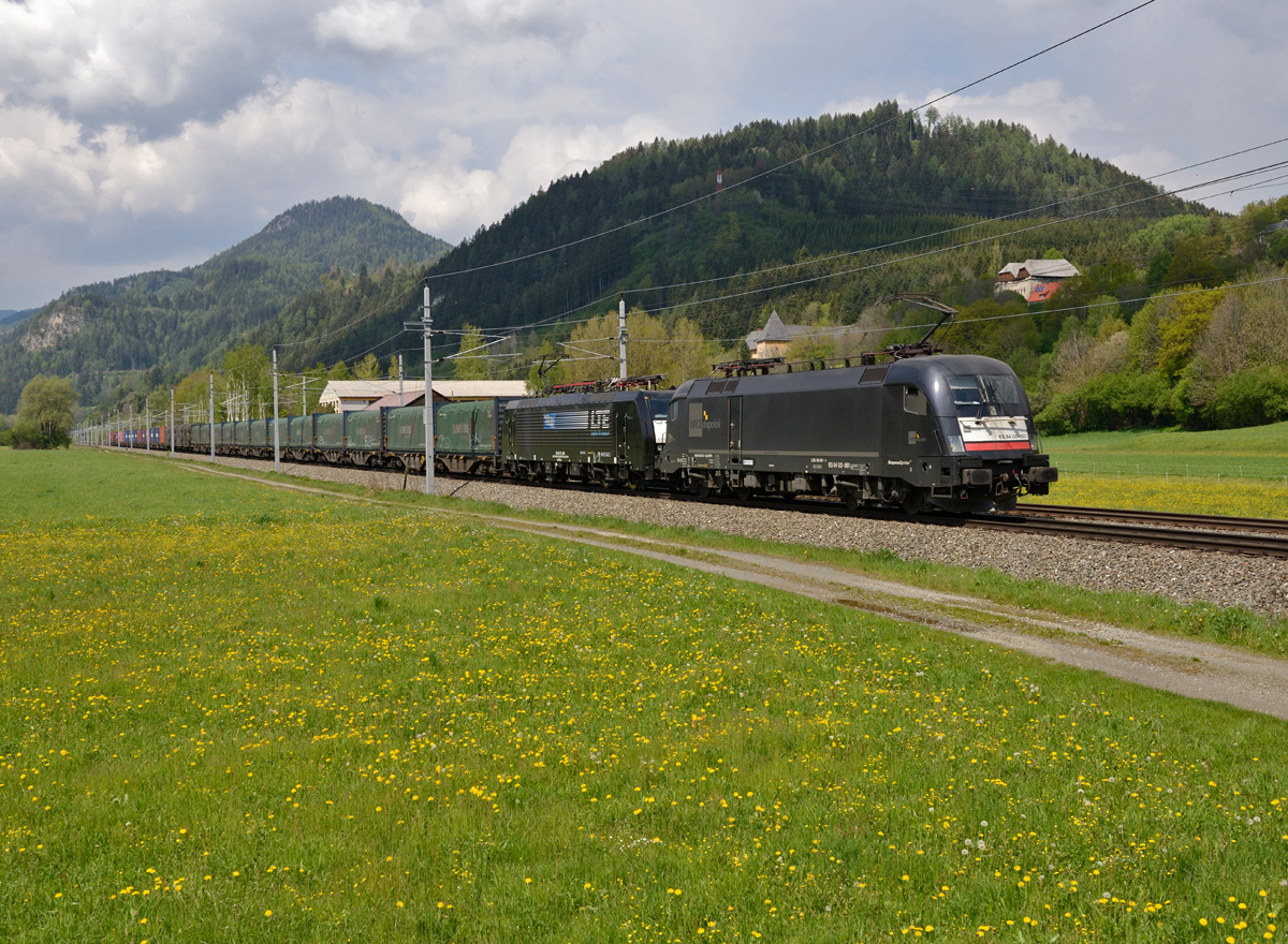 Der LTE-Güterzug 43488 war am 18 Mai 2014 mit der 182 561 + 189 843 durch das frühlingshafte Murtal unterwegs, und wurde von mir in Sauerbrunn fotografiert.
Im Hintergrund ist das gleichnamige Schloss zu erkennen.