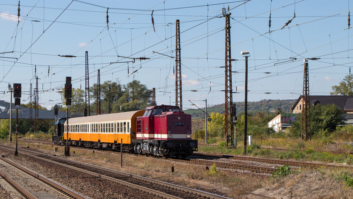 Der Lückenfüller ist am 15. September 2018 in Naumburg unterwegs. Hier bei der Einfahrt in den Bahnhof. 110 001-5 zieht, während eine schwarze V 100 am Ende zu sehen ist. 