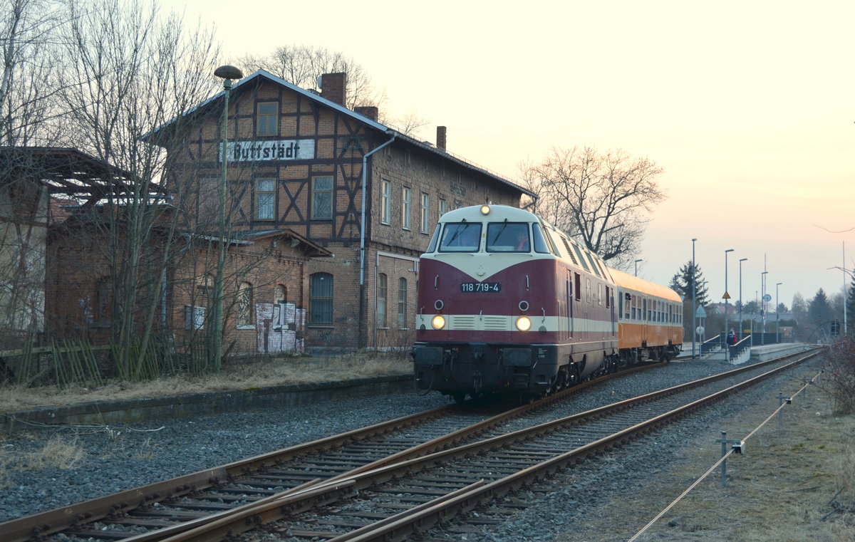 Der Lückenfüller auf letzter Fahrt auf der Pfefferminzbahn ,EBS - Erfurter Bahnservice Gesellschaft mbH 118 719-4 (228 719-1) im Bahnhof Buttstädt 02.03.2018